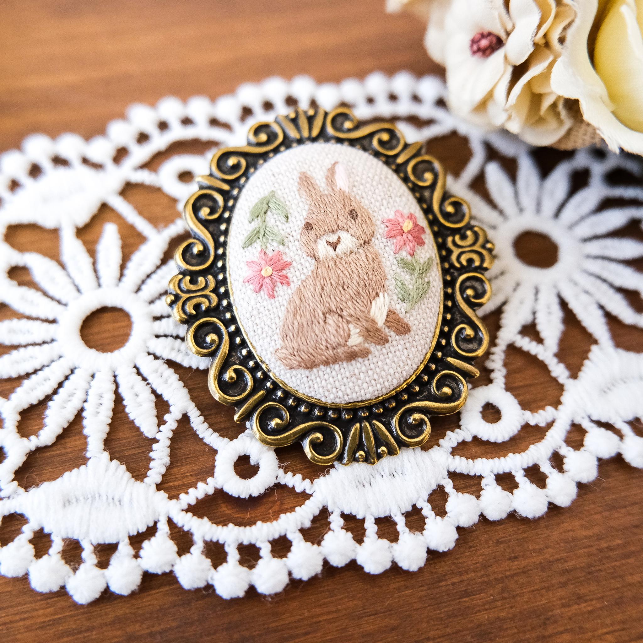 【受注制作】森の仲間たちのブローチ(ウサギ)　＊刺繍 | 5枚目