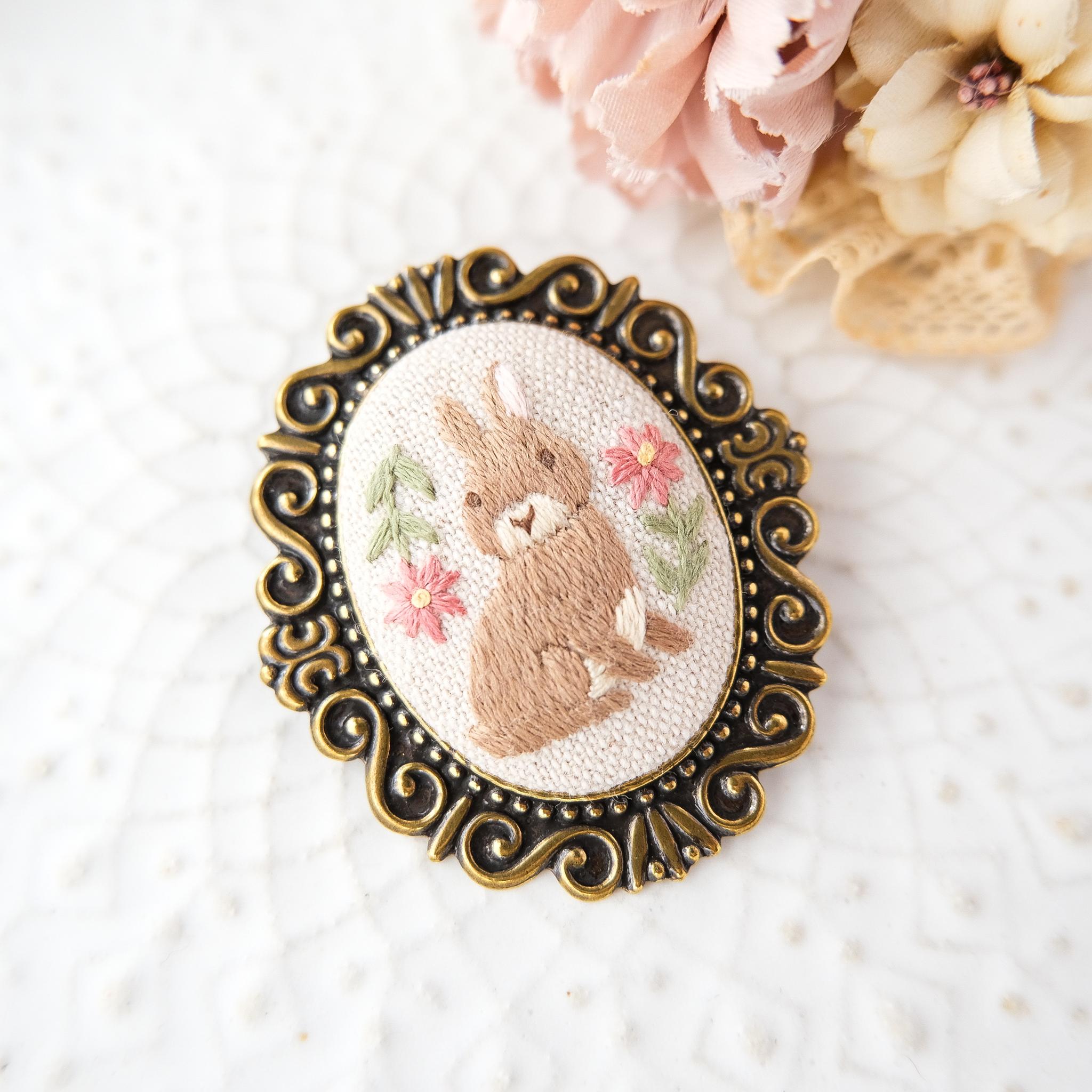 【受注制作】森の仲間たちのブローチ(ウサギ)　＊刺繍