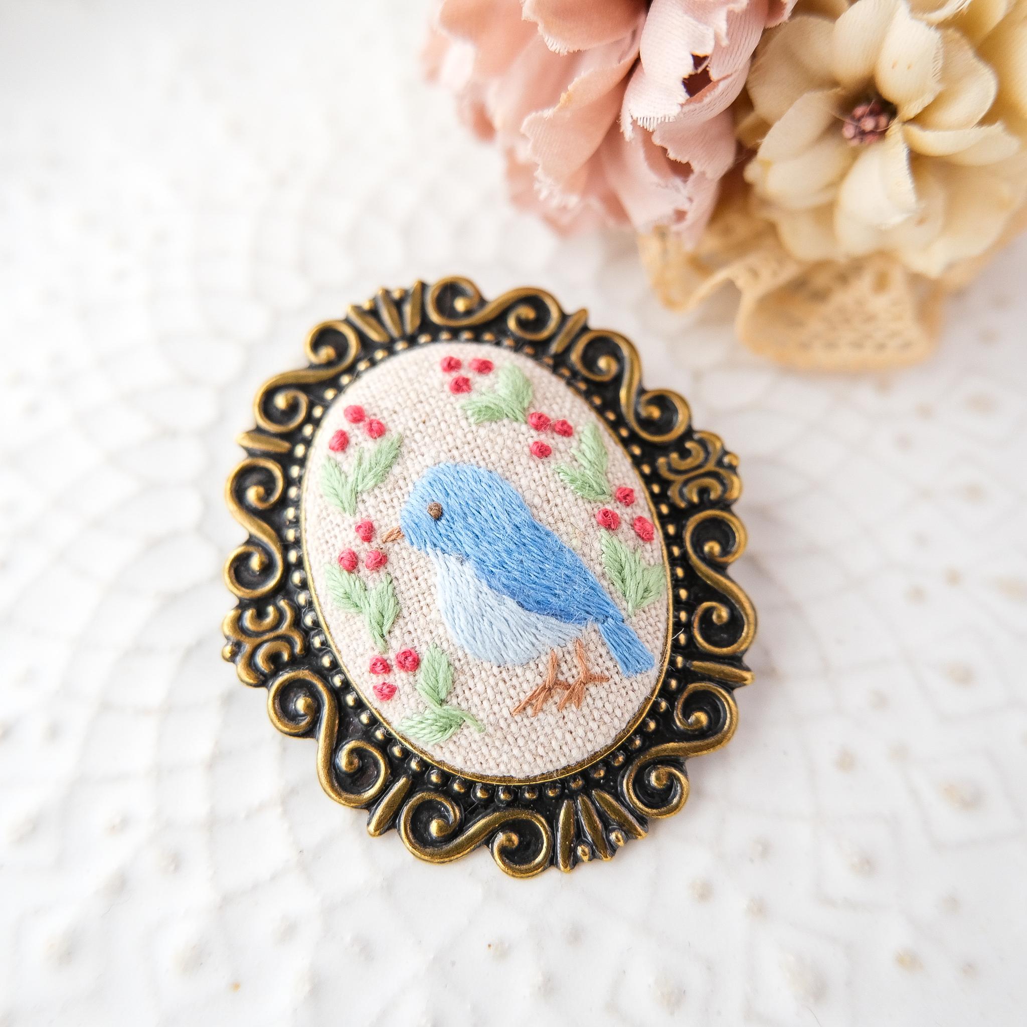 【受注制作】森の仲間たちのブローチ(青い鳥)　＊刺繍