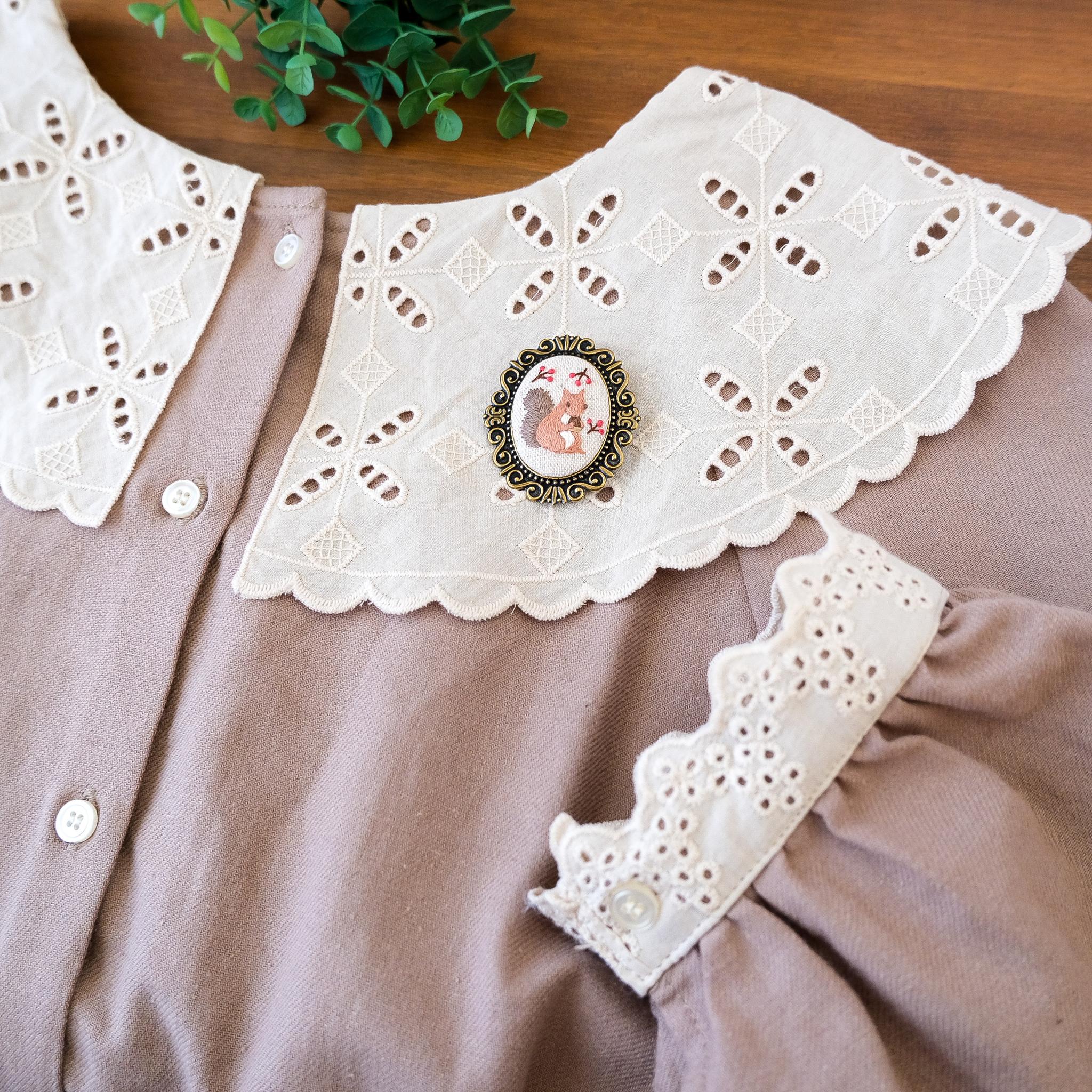 【受注制作】森の仲間たちのブローチ(リス)　＊刺繍 | 3枚目