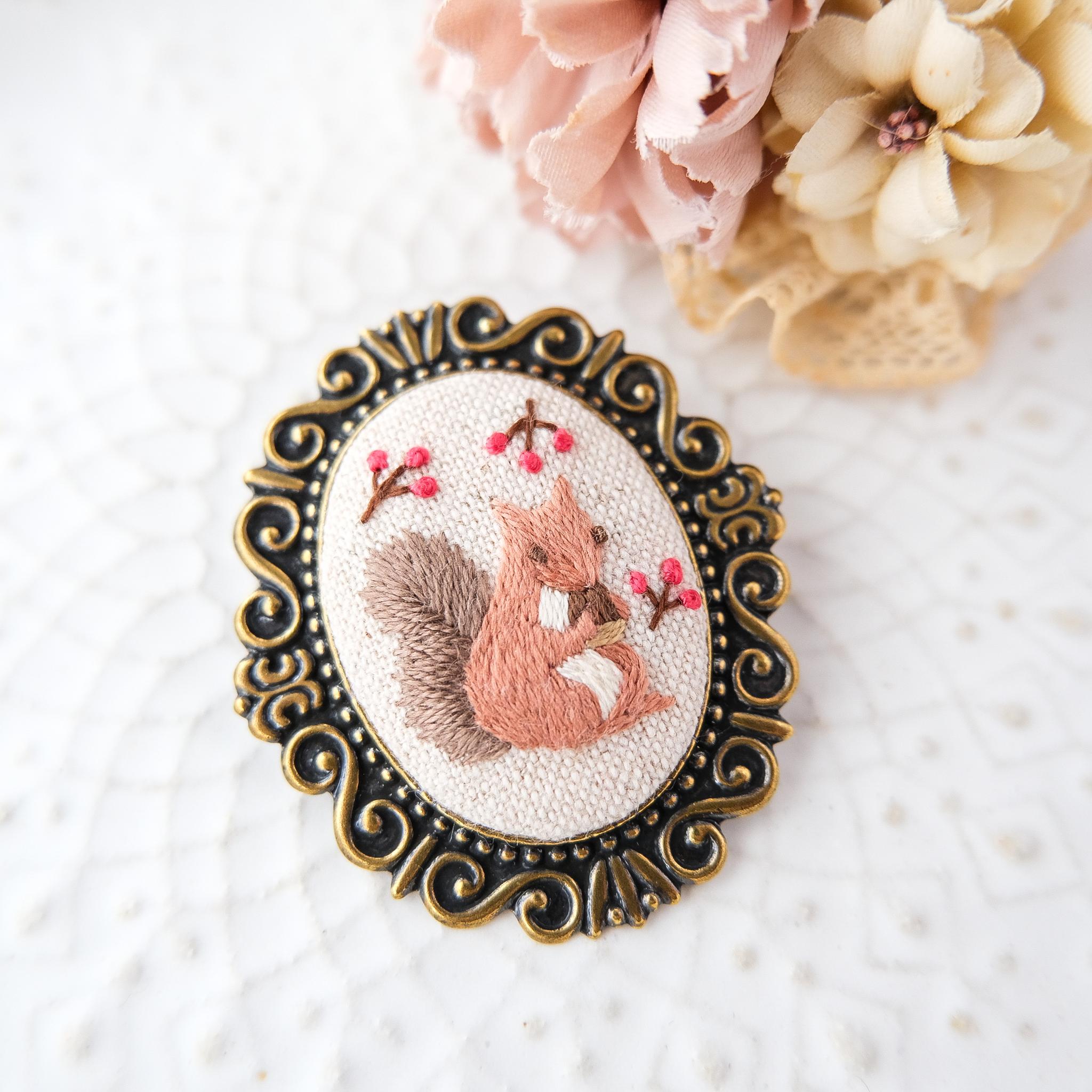 【受注制作】森の仲間たちのブローチ(リス)　＊刺繍