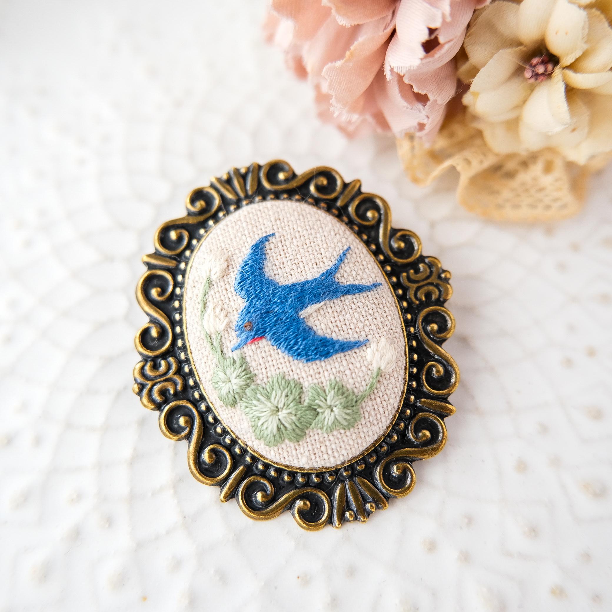 森の仲間たちのブローチ(ツバメ)　＊刺繍